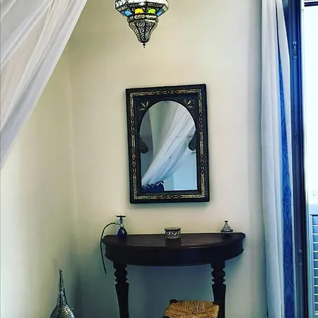 Ajamola فافينانا