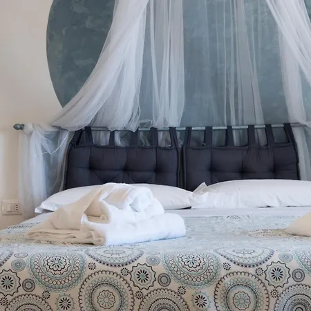 Ajamola فافينانا