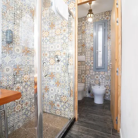 Ajamola فافينانا