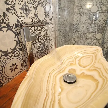 Ajamola 4* فافينانا