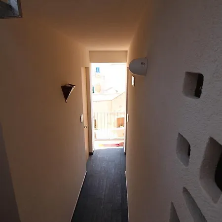 Ajamola 3*