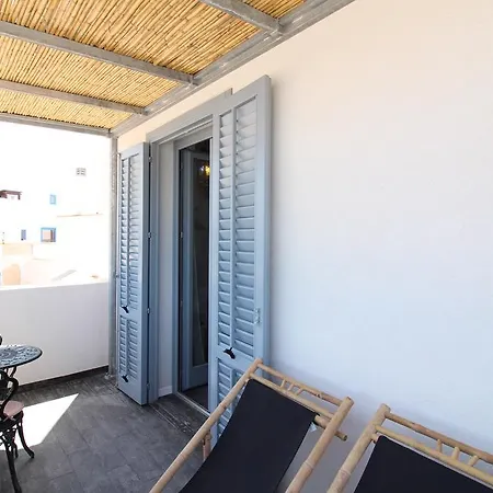 Ajamola فافينانا