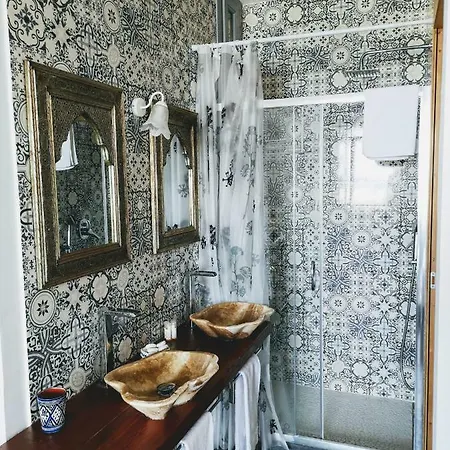 Ajamola فافينانا